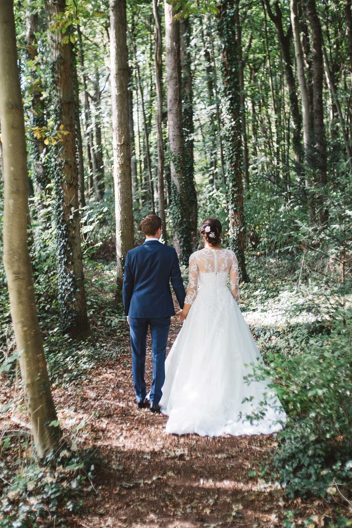 De bruid en bruidegom in het bos