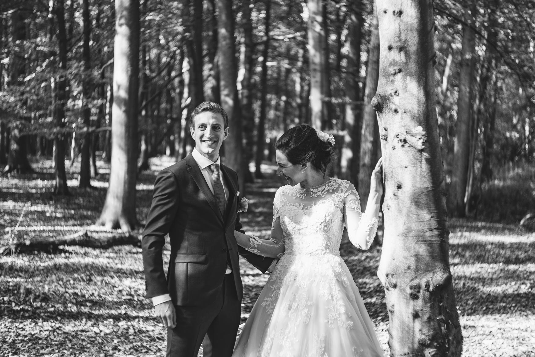 De bruid en bruidegom in het bos