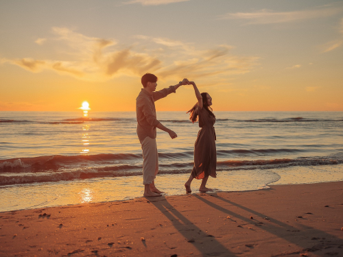 Unstaged Pre-wedding Photography on the Beach