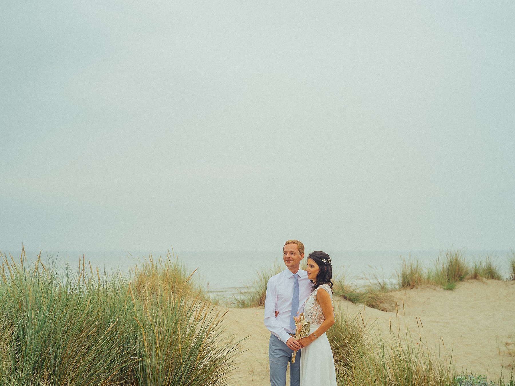 Verhalende trouwfotografie op het strand