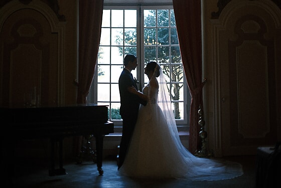 Verhalende trouwfotograaf in Delft