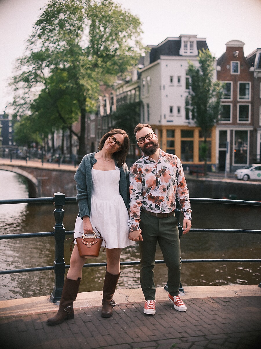 Engagement SP14 Verloofd duo poseert op een Amsterdamse brug tijdens een ontspannen pre-wedding shoot