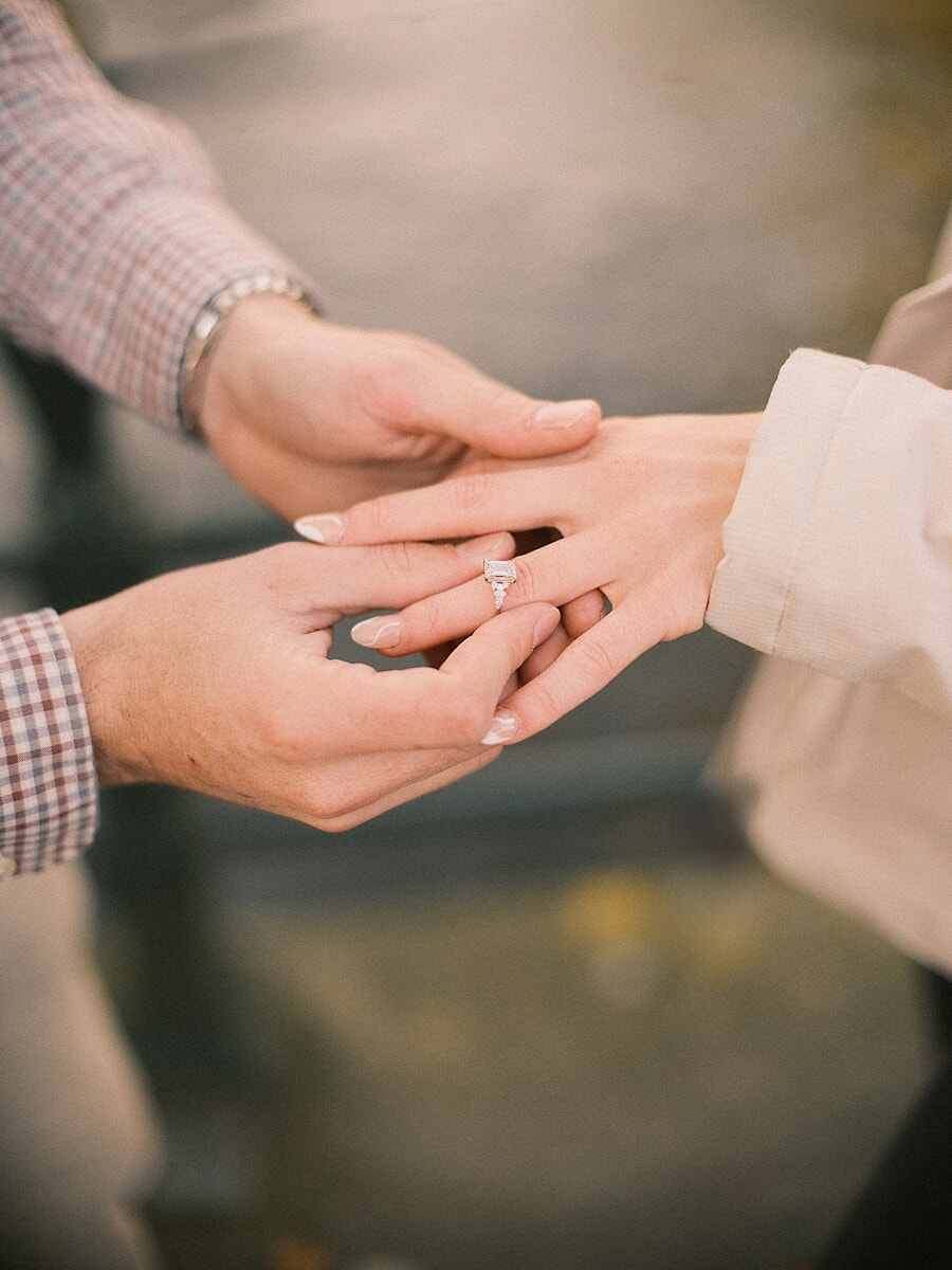 Proposal SP11 Cinematische close-up van een man die de ring om de vinger van zijn verloofde schuift tijdens een verrassingsaanzoek shoot