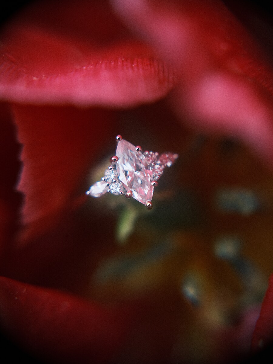 Proposal SP8 Artistieke close-up van een marquise-geslepen diamanten verlovingsring op rode rozenblaadjes