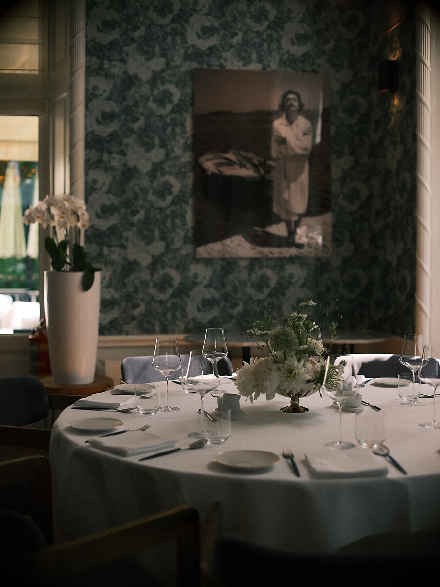 Wedding SP14 Ronde tafel met witte bloemen en kristallen glazen voor bloemetjesbehang, een verfijnde foto van het bruiloftsdiner